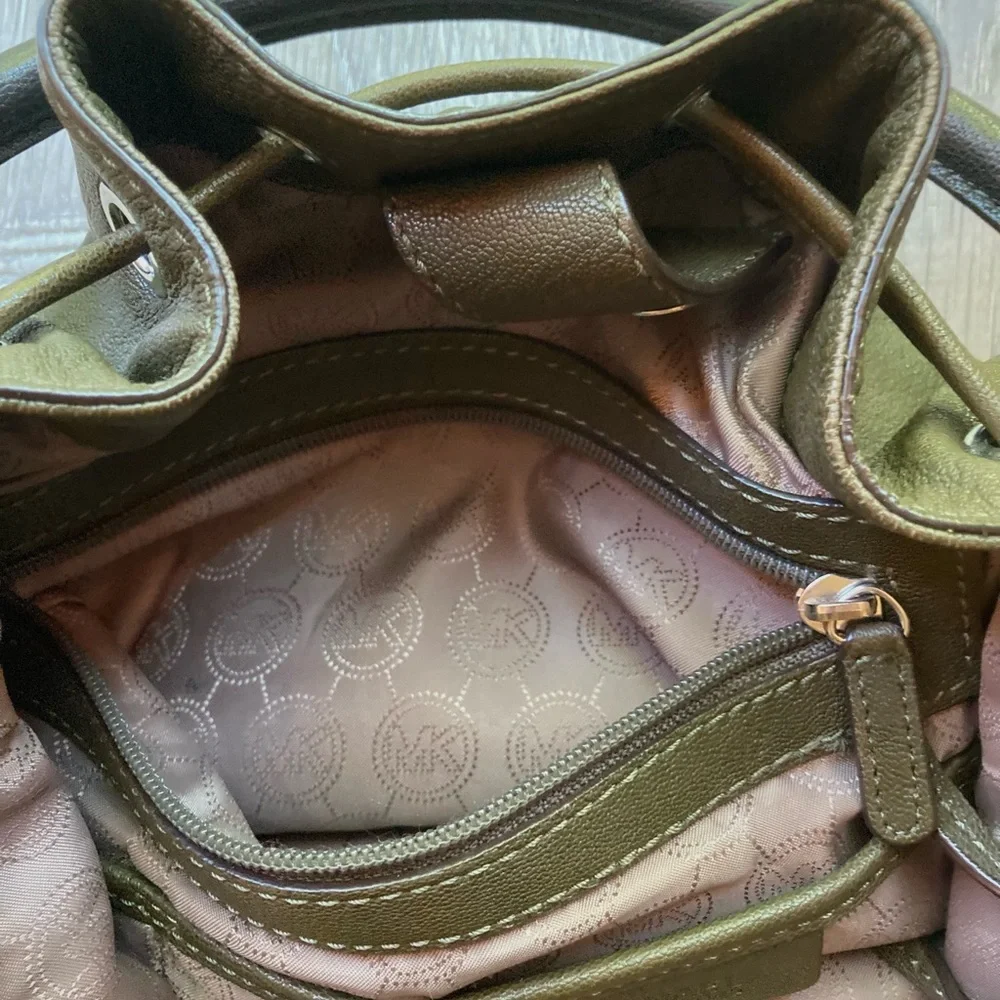 MICHAEL KORS HOBO DRAWSTRING SHOULDER BAG OLIVE ARMY GREEN PEBBLE LEATHER